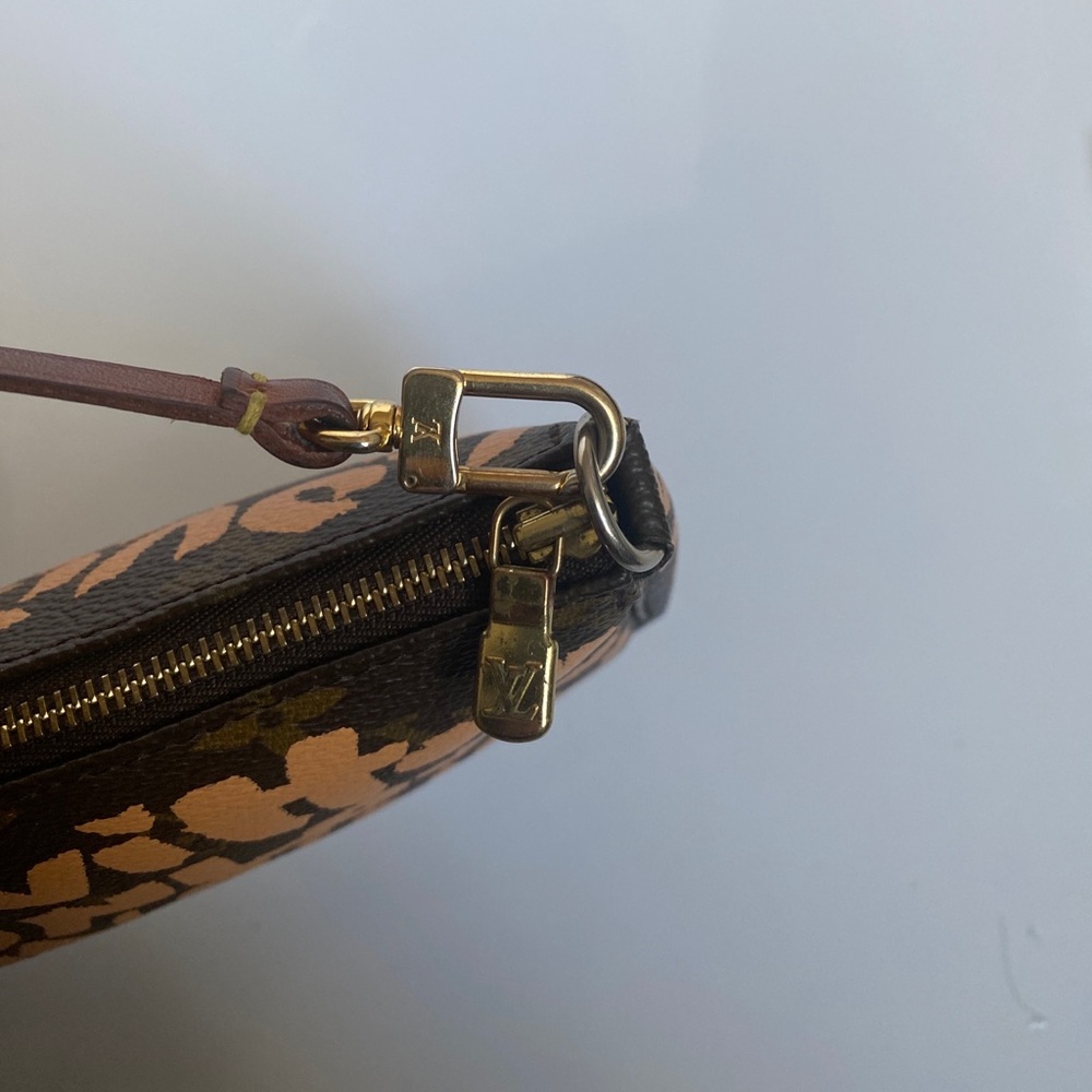Louis Vuitton Limited Edition Graffiti Pochette - Picture 2 of 10